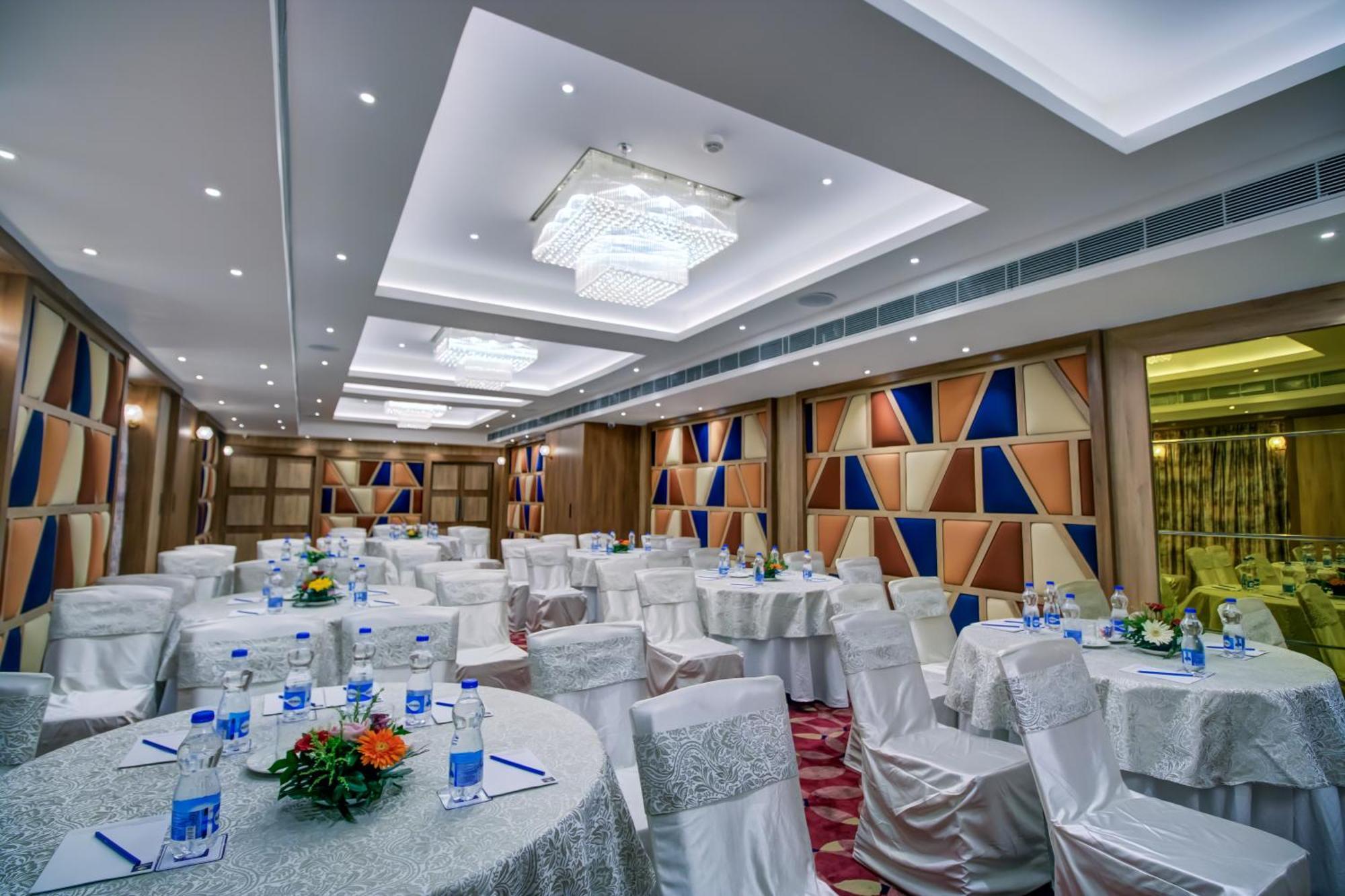 Cozzet Victoria Hotel Bhubaneswar Exteriör bild