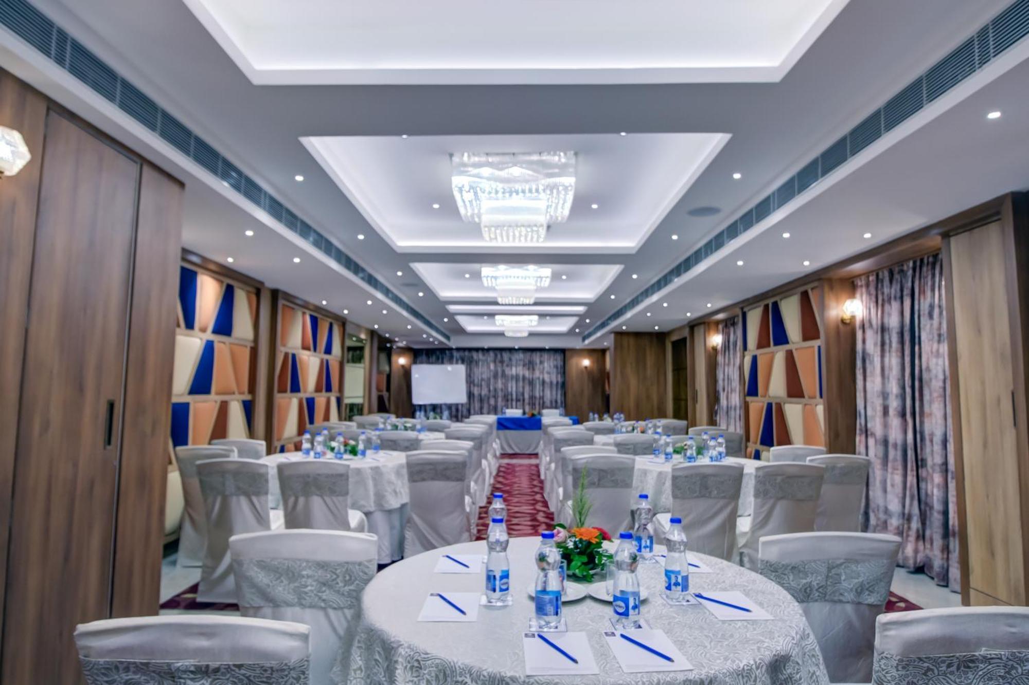 Cozzet Victoria Hotel Bhubaneswar Exteriör bild