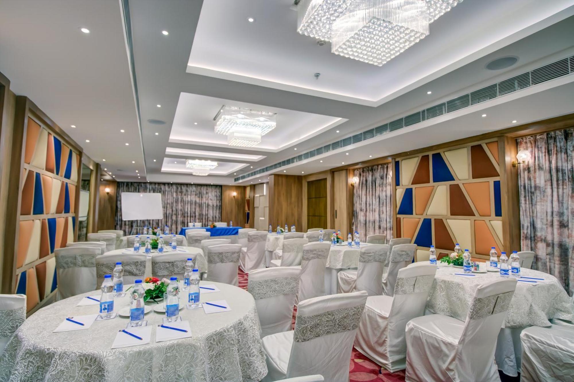 Cozzet Victoria Hotel Bhubaneswar Exteriör bild