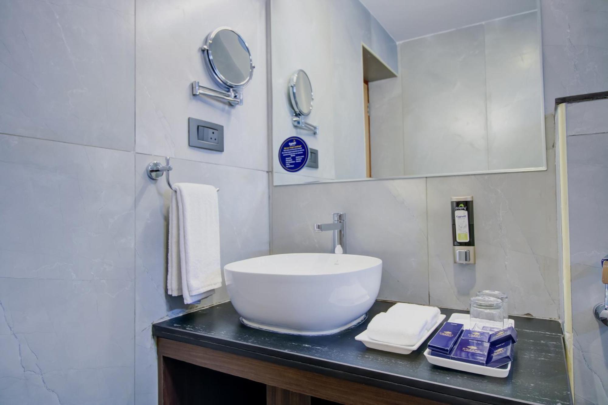 Cozzet Victoria Hotel Bhubaneswar Exteriör bild