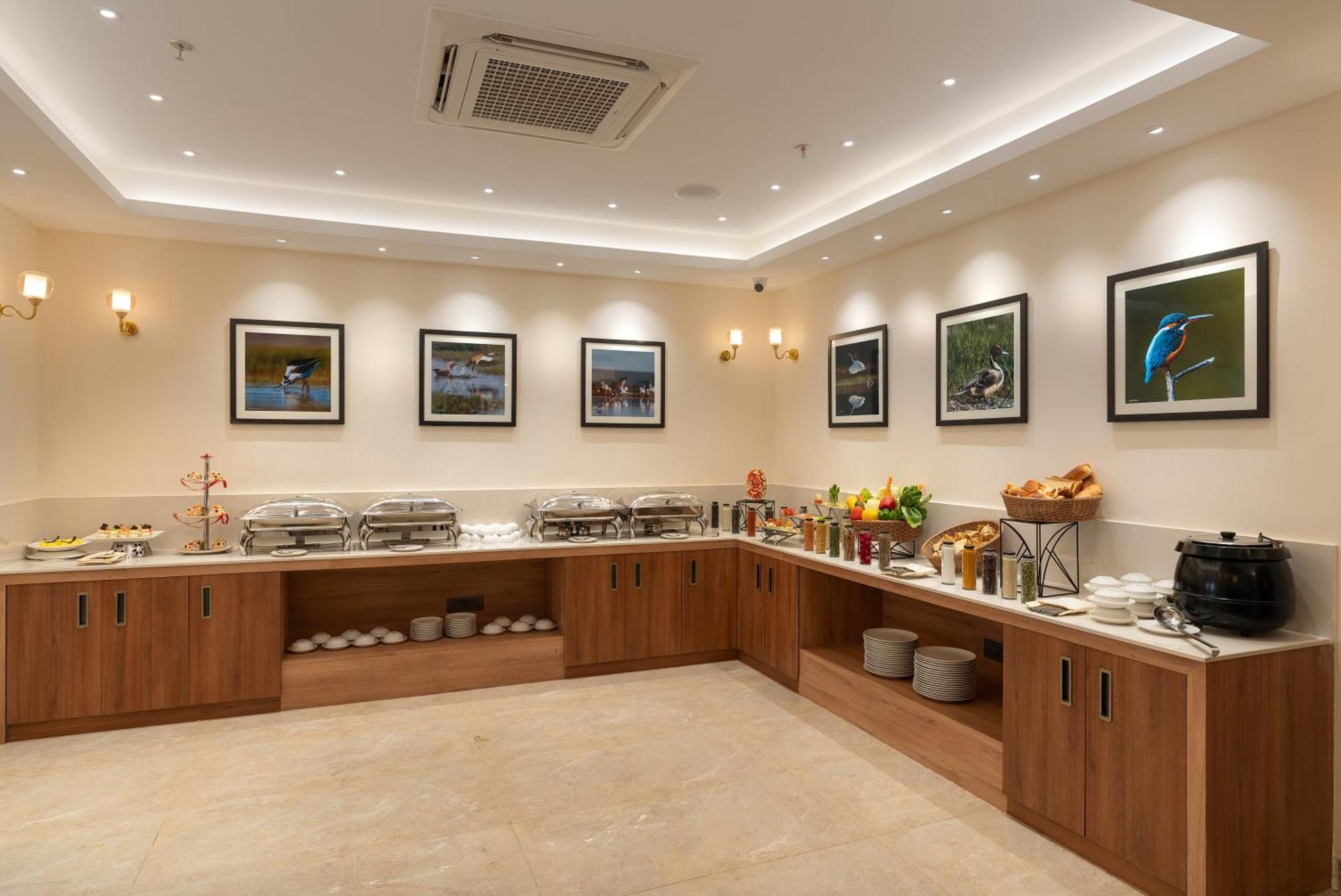 Cozzet Victoria Hotel Bhubaneswar Exteriör bild