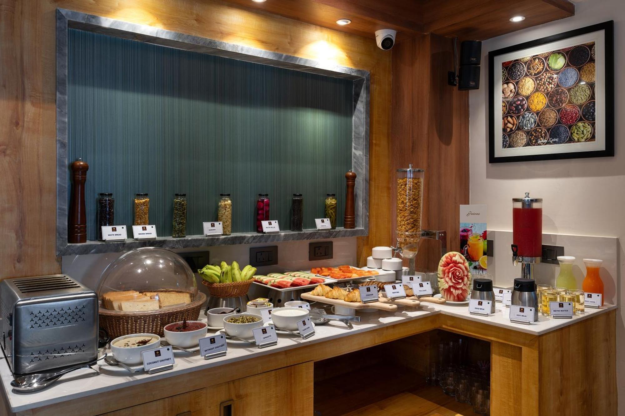 Cozzet Victoria Hotel Bhubaneswar Exteriör bild